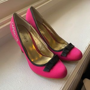 Pink bow pumps